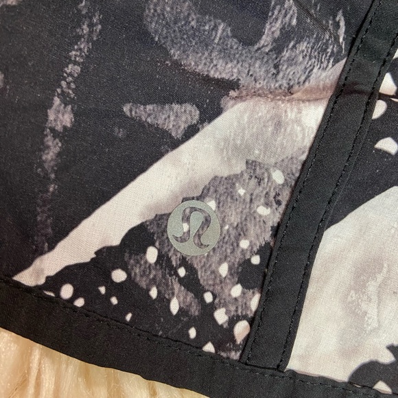 LuluLemon Tracker Short Static Mist Print size 6 - Picture 5 of 7